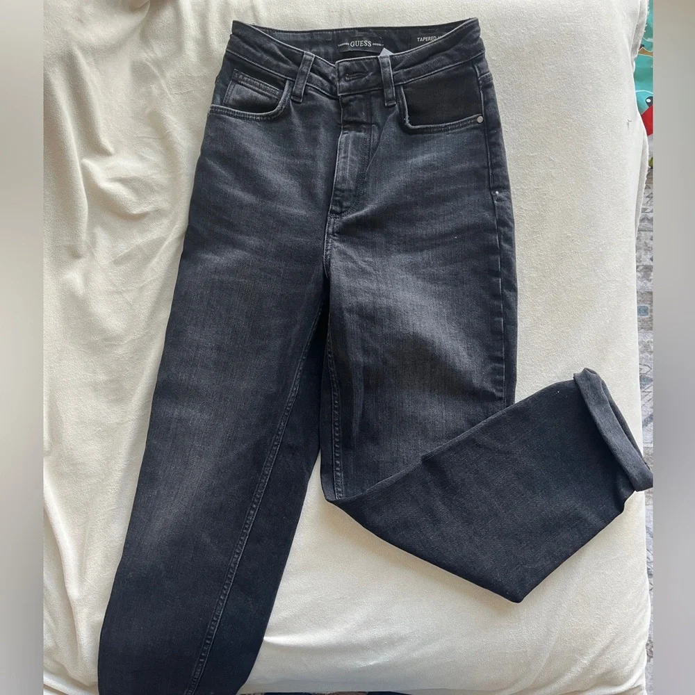 Guess Black Tapered High Mom Jeans - Picture 1 of 4